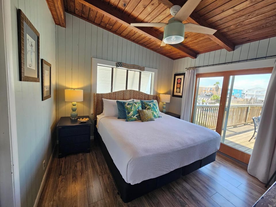 House, Multiple Beds, Balcony, Partial Ocean View (Foxie Moxies) | 3 bedrooms, individually decorated, individually furnished, bed sheets