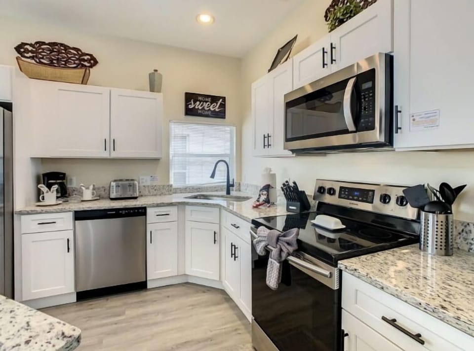 House | Private kitchen | Full-size fridge, microwave, oven, stovetop