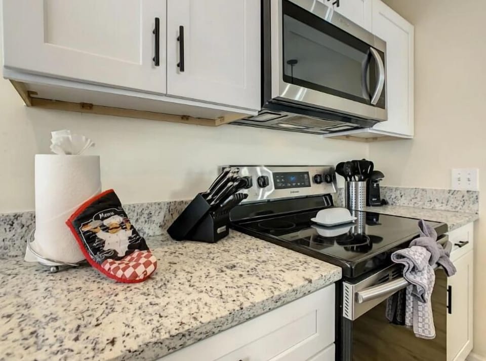 House | Private kitchen | Full-size fridge, microwave, oven, stovetop