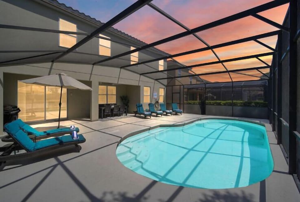 Outdoor pool, pool umbrellas, sun loungers
