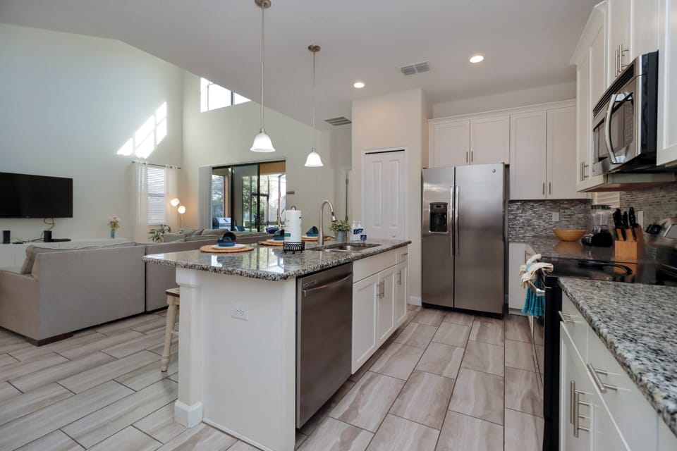 House | Private kitchen | Coffee/tea maker, full-size fridge, microwave, oven
