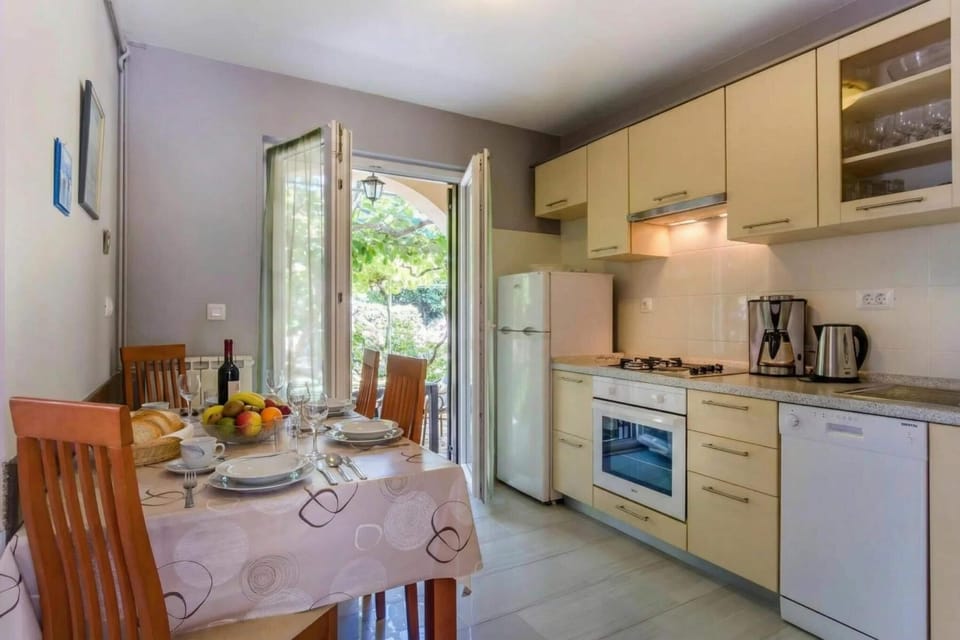 Family Apartment, 2 Bedrooms, Microwave (Secret Garden Apartment Mali Lošinj) | Private kitchen
