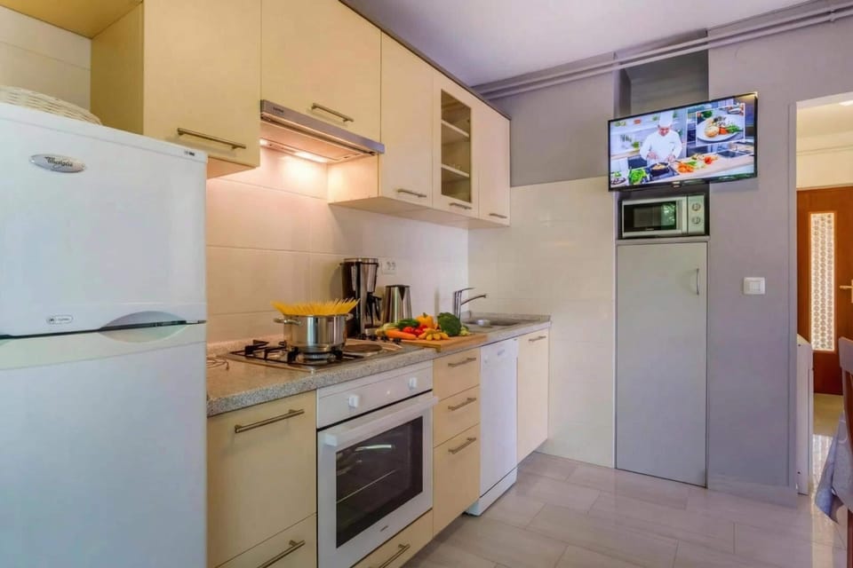Family Apartment, 2 Bedrooms, Microwave (Secret Garden Apartment Mali Lošinj) | Private kitchen