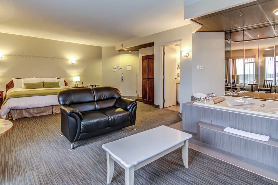Deluxe Room, 1 King Bed | In-room safe, desk, iron/ironing board, cribs/infant beds