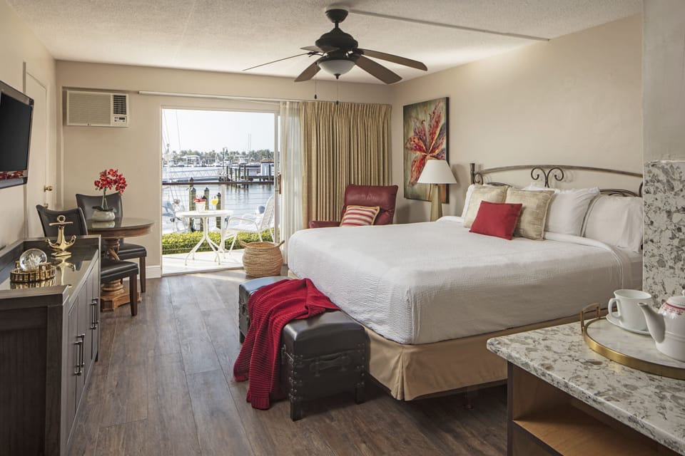 Hotel Bayside King Deluxe | Premium bedding, in-room safe, individually decorated