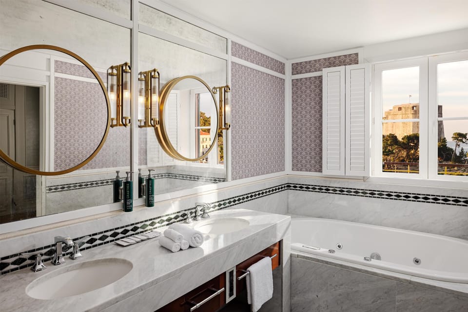 Imperial Suite | Bathroom | Free toiletries, hair dryer, towels
