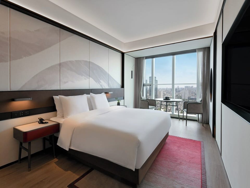 Executive Room | Down comforters, pillowtop beds, minibar (free items), laptop workspace
