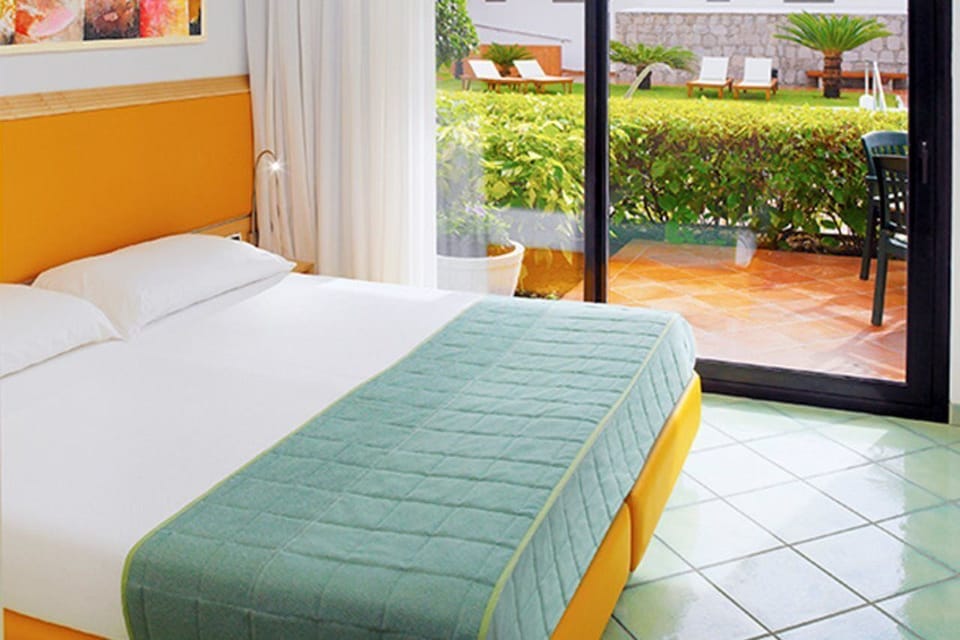 Premium bedding, in-room safe, blackout drapes, iron/ironing board