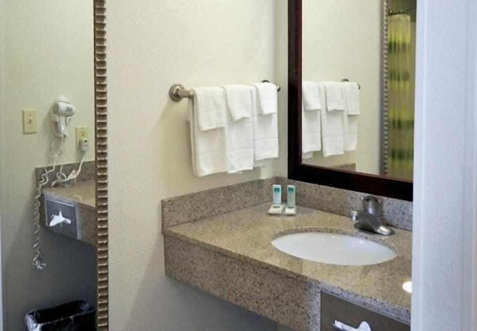 Bathtub, free toiletries, hair dryer, towels