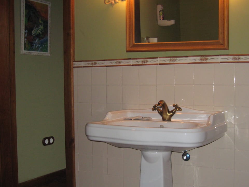 Double Room, Sea View | Bathroom | Shower, rainfall showerhead, free toiletries, towels