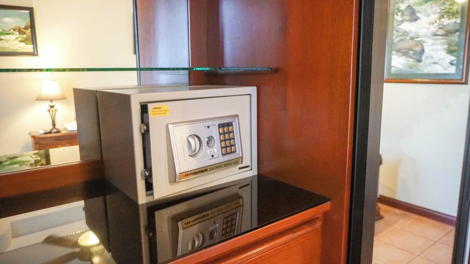 Deluxe Queen Room | Premium bedding, minibar, in-room safe, desk