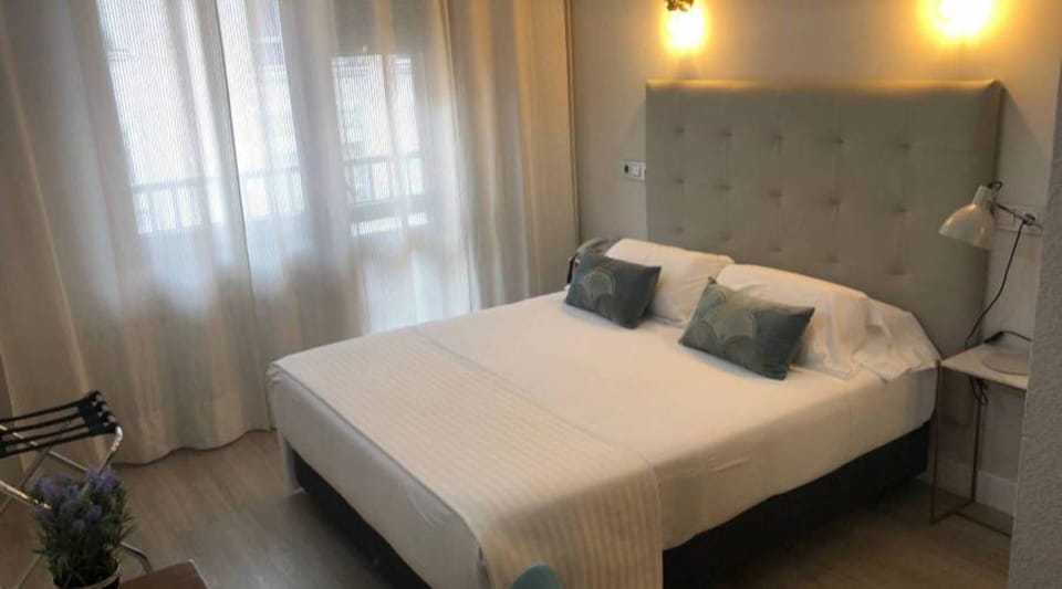 Standard Double Room | Desk, soundproofing, iron/ironing board, rollaway beds