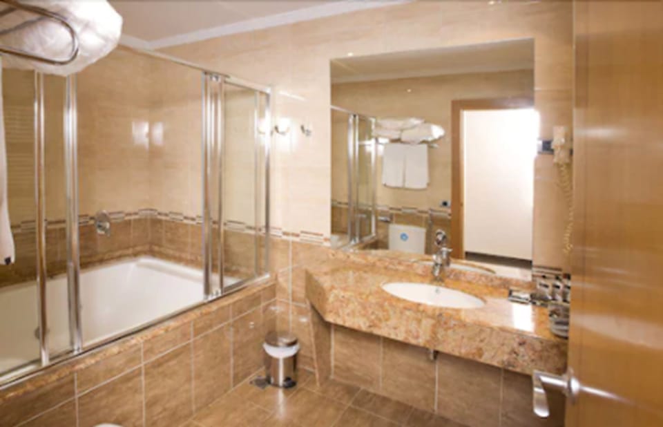 Suite (Rumba) | Bathroom | Hair dryer, bathrobes, slippers, towels