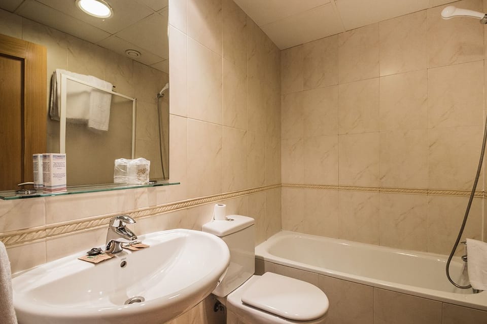 Double Room, 1 Double or 2 Twin Beds | Bathroom | Combined shower/tub, free toiletries, hair dryer, towels