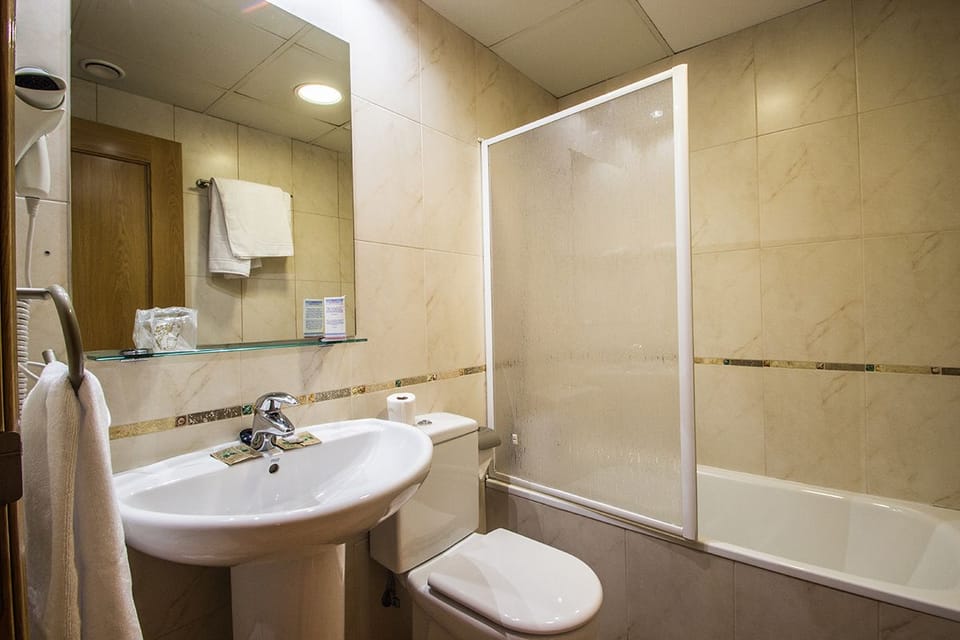 Double Room, 1 Double or 2 Twin Beds | Bathroom | Combined shower/tub, free toiletries, hair dryer, towels