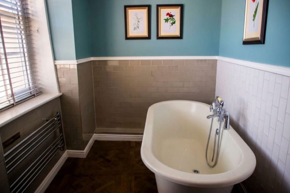 Superior Double Room | Bathroom | Shower, free toiletries, hair dryer, towels