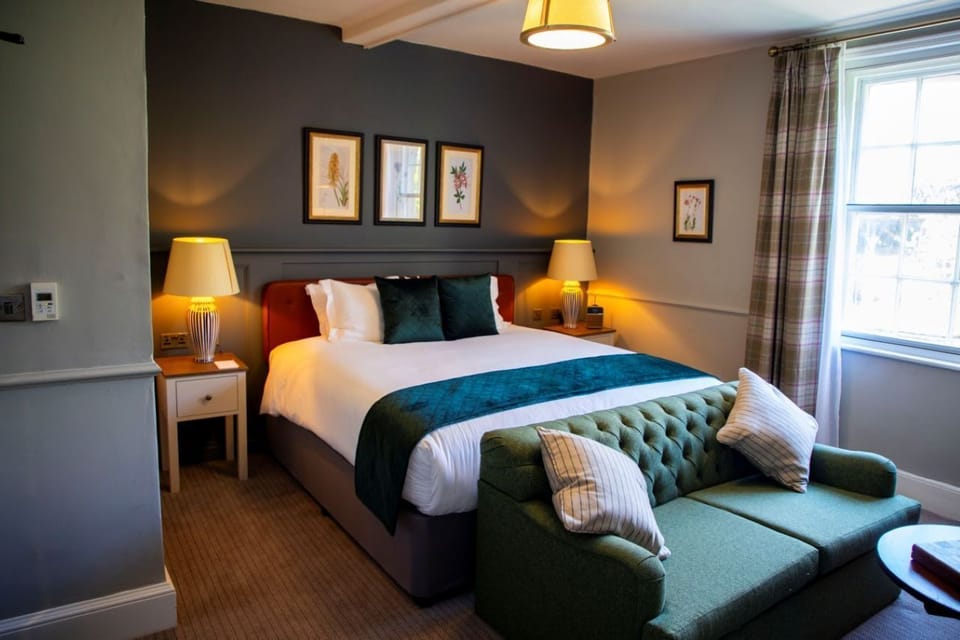 Superior Double Room | Desk, iron/ironing board, WiFi (free), bed sheets