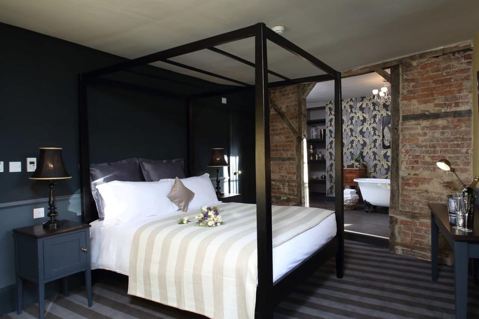 Honeymoon Suite | Desk, iron/ironing board, free WiFi, bed sheets