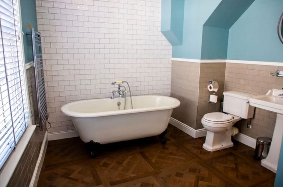Deluxe Double Room | Bathroom | Shower, free toiletries, hair dryer, towels