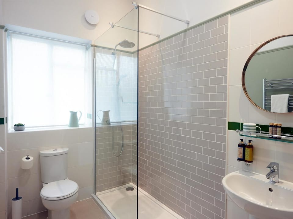 Shower, free toiletries, towels