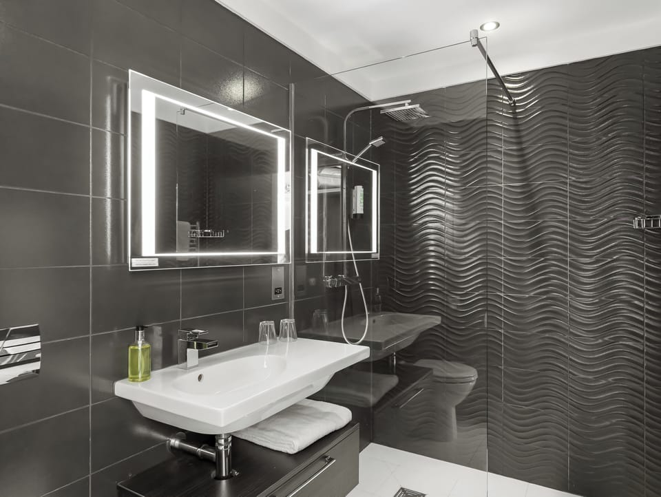 Deluxe Double Room | Bathroom | Shower, rainfall showerhead, hair dryer, towels