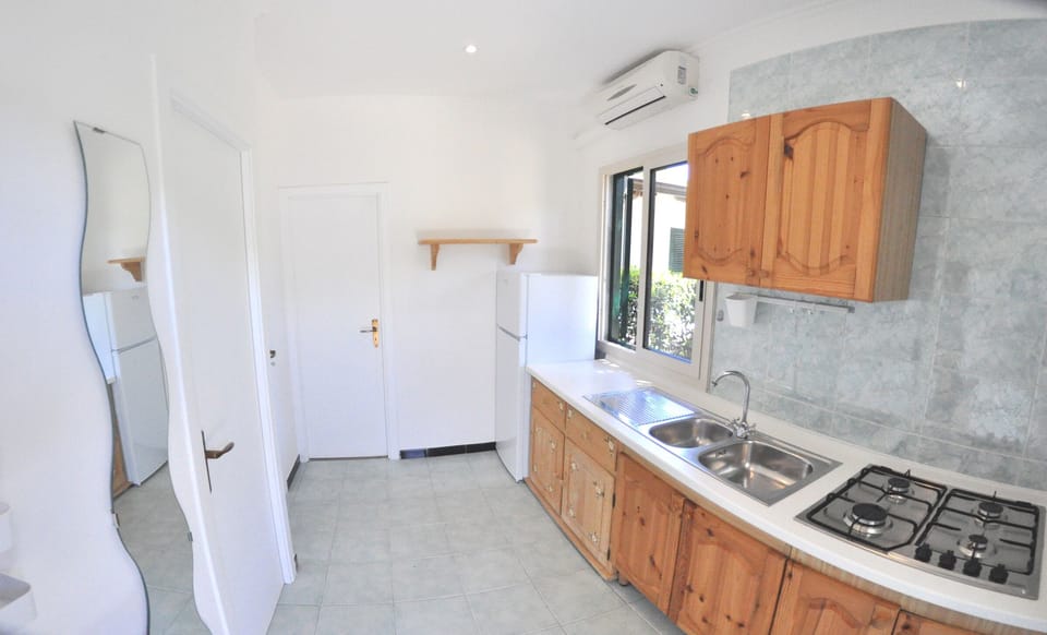 Fridge, cookware/dishes/utensils