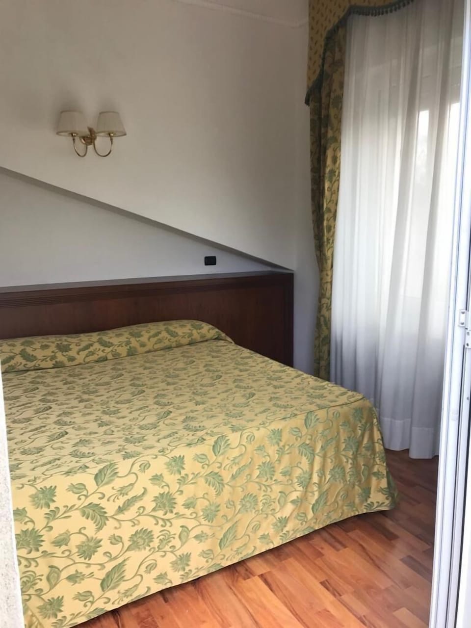 Twin Room | Minibar, in-room safe, desk, WiFi (free)