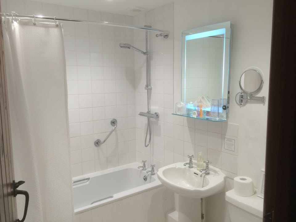 Double Room | Bathroom | Combined shower/tub, deep soaking tub, free toiletries, hair dryer