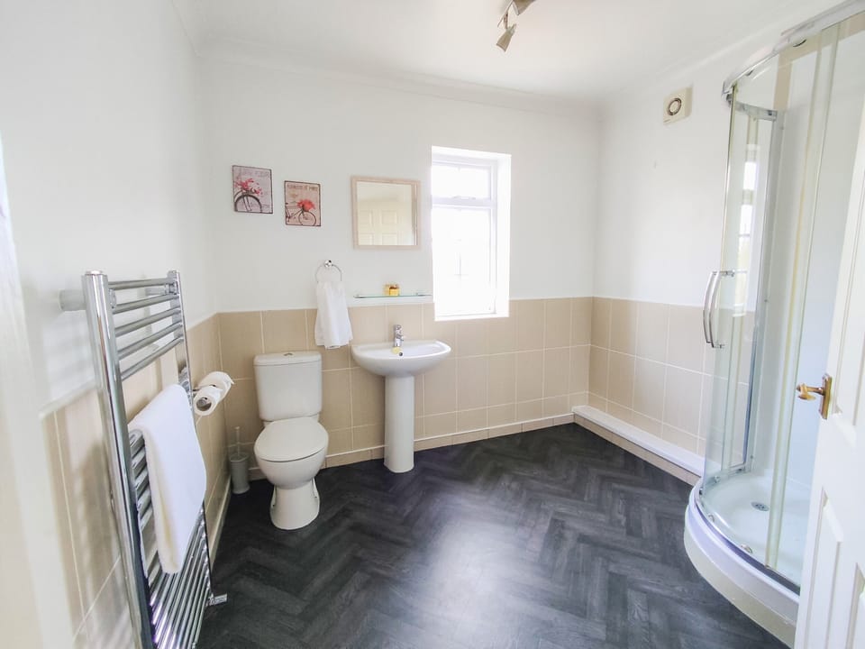 Superior Suite | Bathroom | Hair dryer, towels