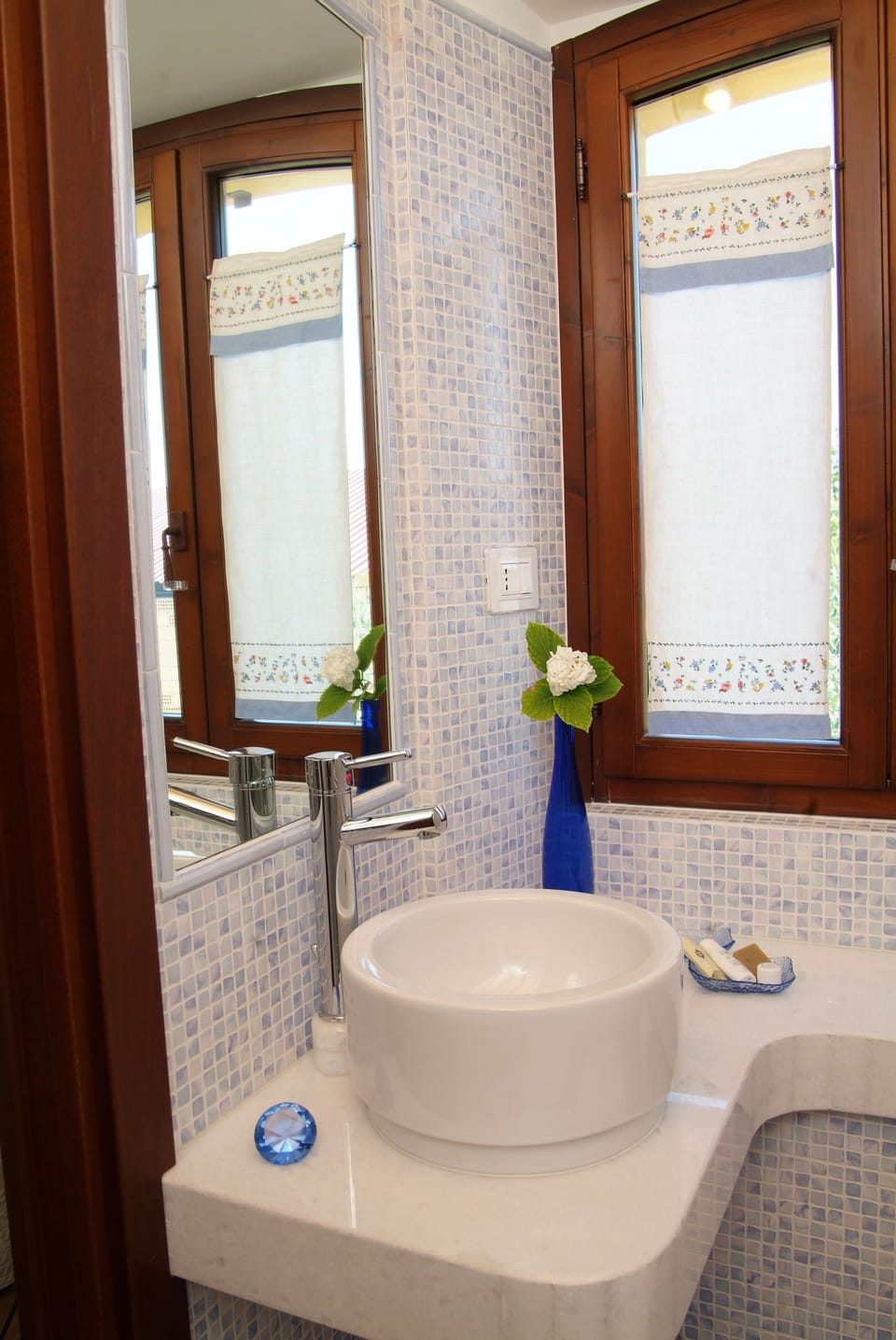 Shower, free toiletries, bidet, towels