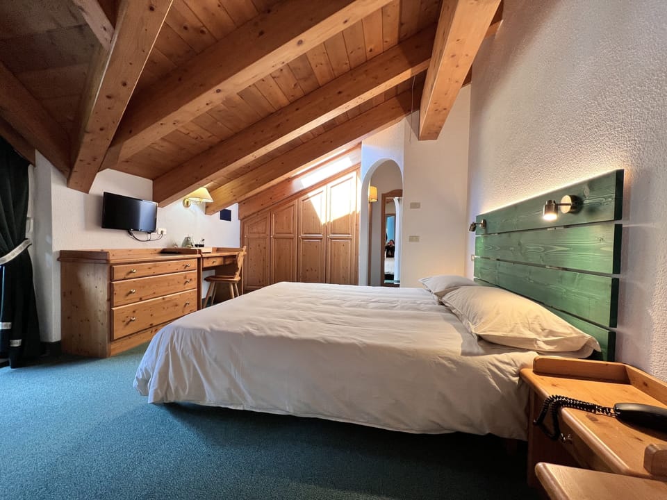 Junior Studio Suite, Mountain View | In-room safe, desk, laptop workspace, free WiFi