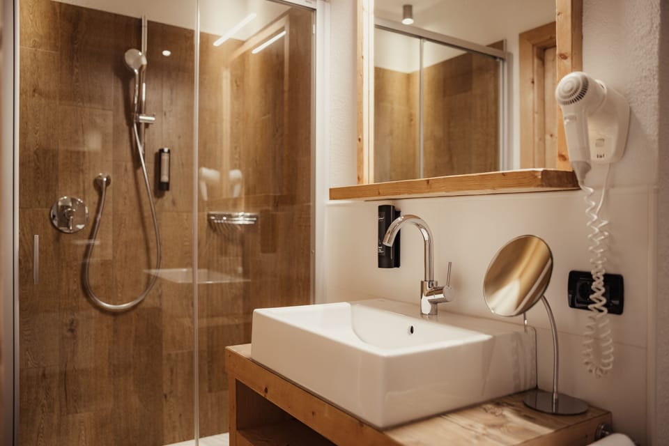 Comfort Double Room (Standard) | Bathroom | Shower, free toiletries, hair dryer, slippers