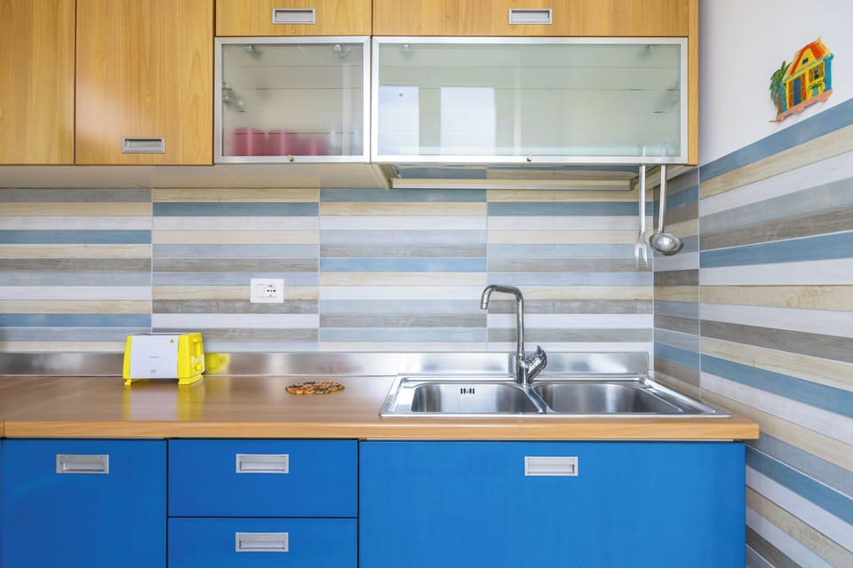 Apartment (1 Bedroom) | Private kitchen | Oven, stovetop, electric kettle, cookware/dishes/utensils