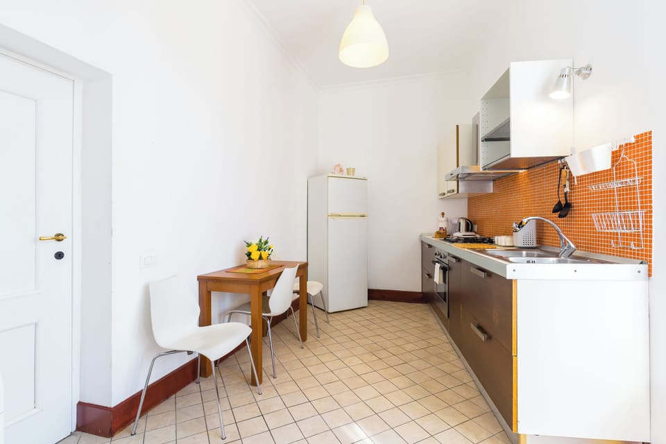 Apartment (3 Bedrooms) | Private kitchen | Stovetop, electric kettle, cookware/dishes/utensils
