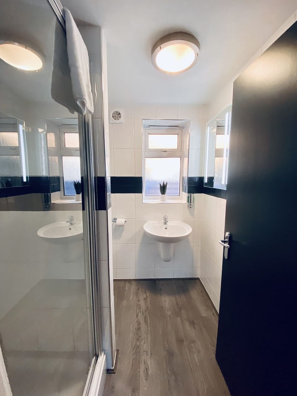 Deluxe Double or Twin Room | Bathroom | Free toiletries, hair dryer, towels
