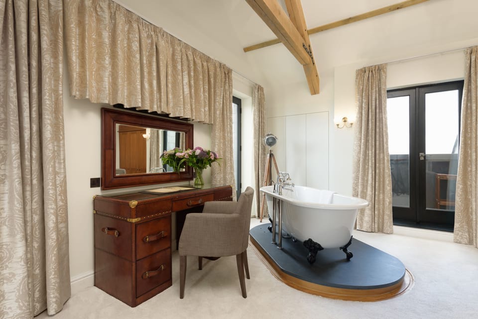 Deluxe Suite | Living area | 32-inch flat-screen TV with satellite channels, TV