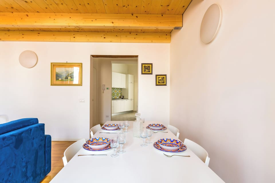 Apartment (3 Bedrooms) | Living area | TV