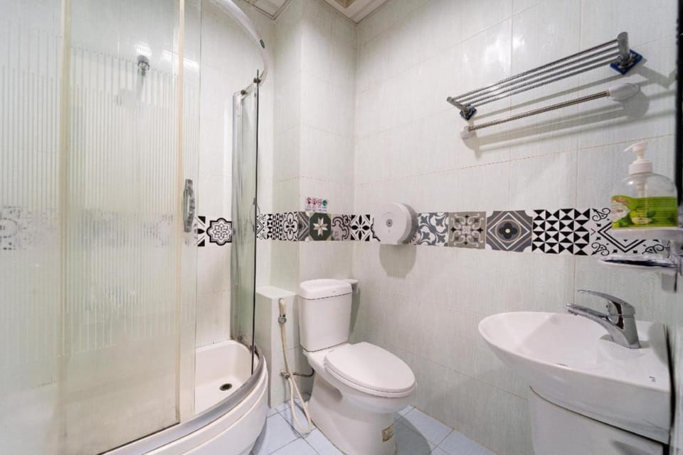 Superior Twin Room | Bathroom | Shower, free toiletries, towels, soap