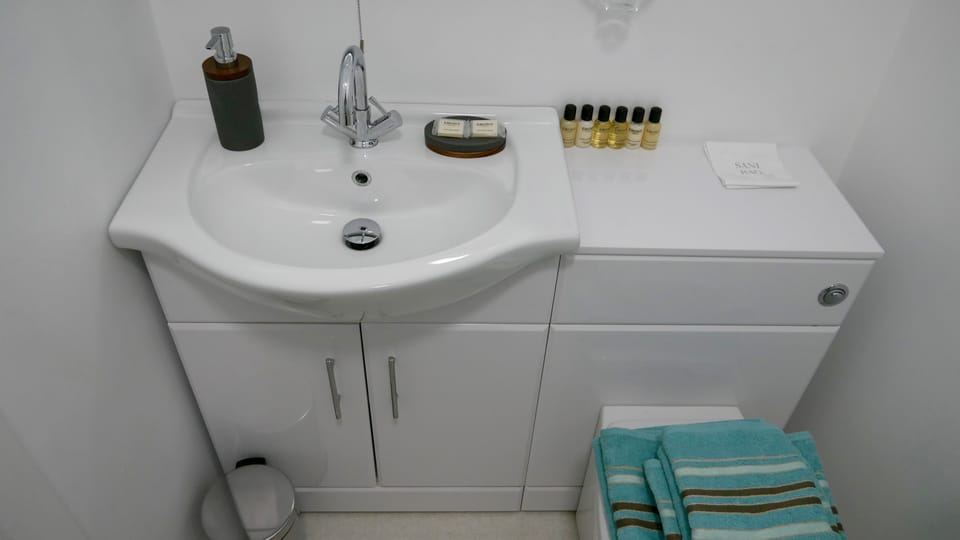 Shower, free toiletries, towels