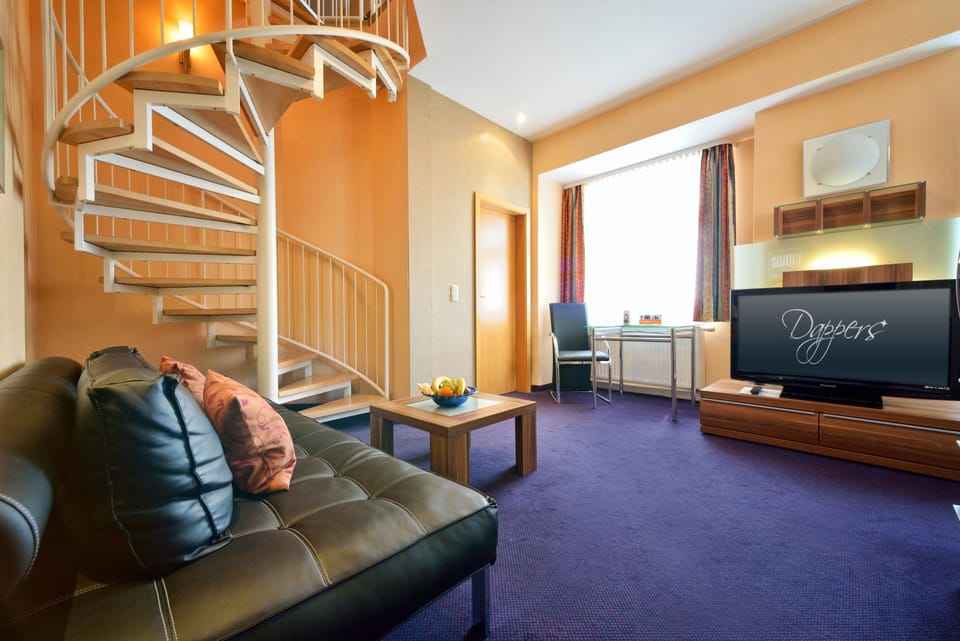 Suite (2 rooms) | Living area | Flat-screen TV