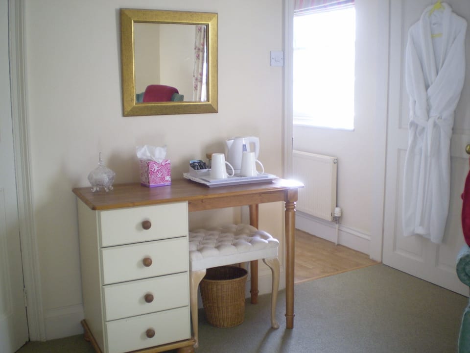 Deluxe Double or Twin Room, Garden View | Room amenity