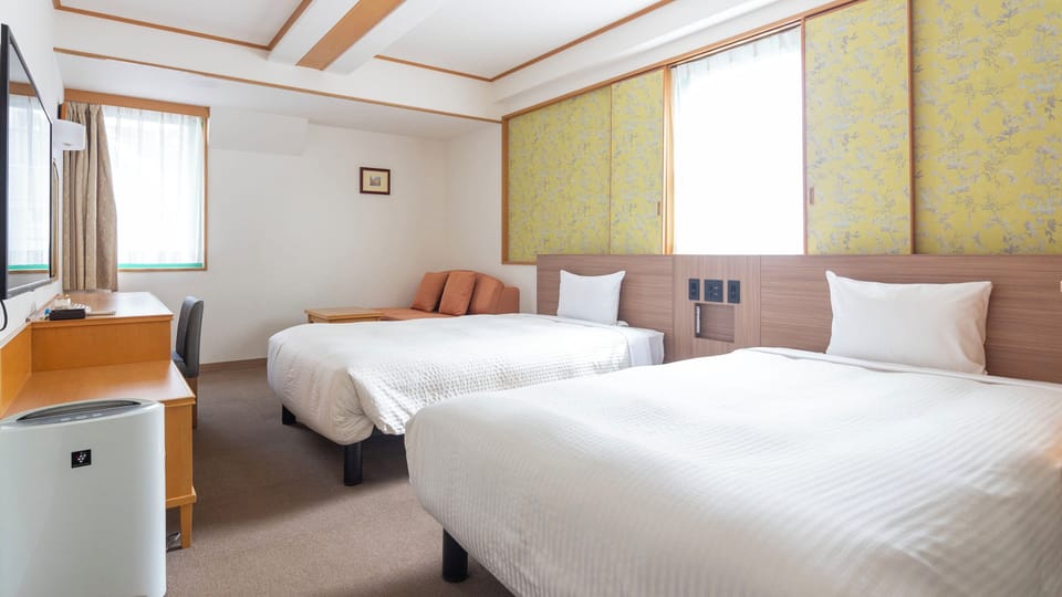 Deluxe Twin Room | Desk, iron/ironing board (on request), WiFi (free), bed sheets