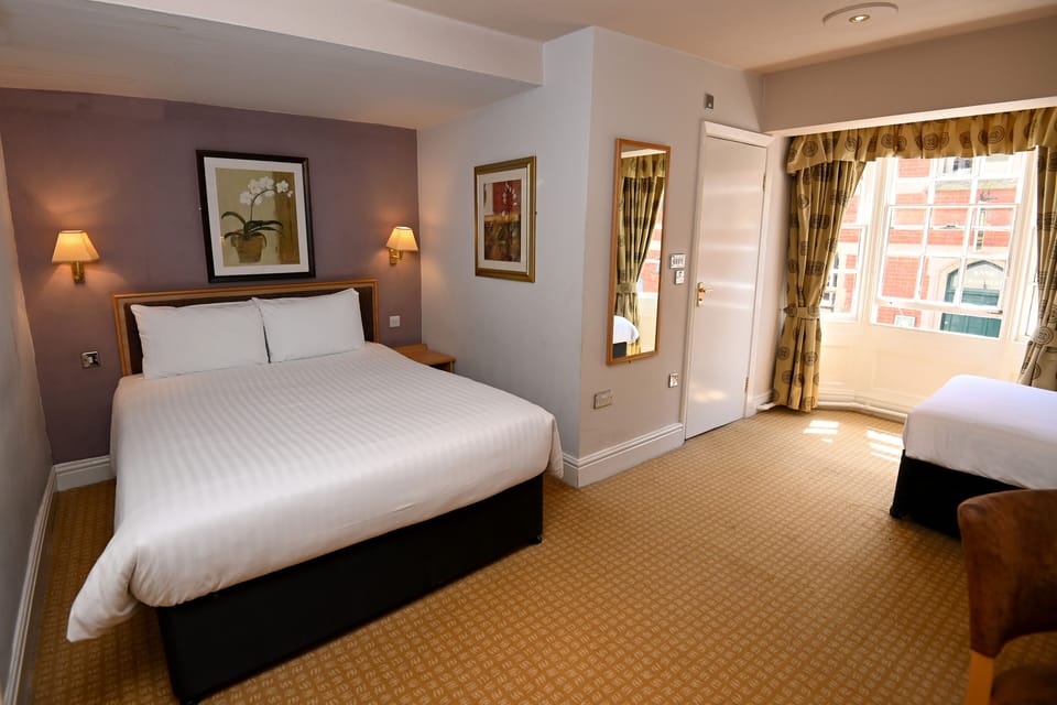Family Room | Desk, iron/ironing board, free cribs/infant beds, free WiFi