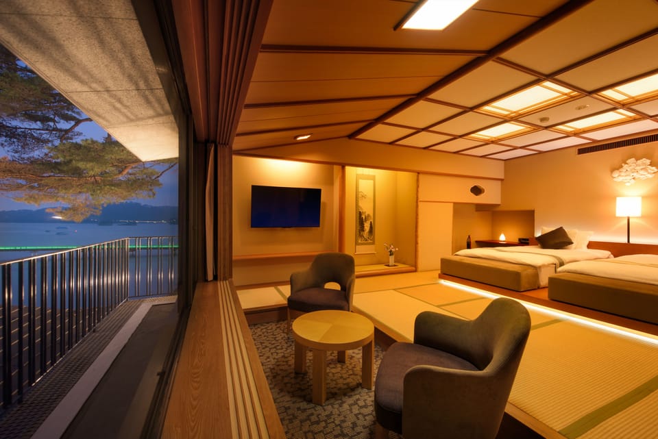 Corner Suite | Down comforters, minibar, in-room safe, blackout drapes