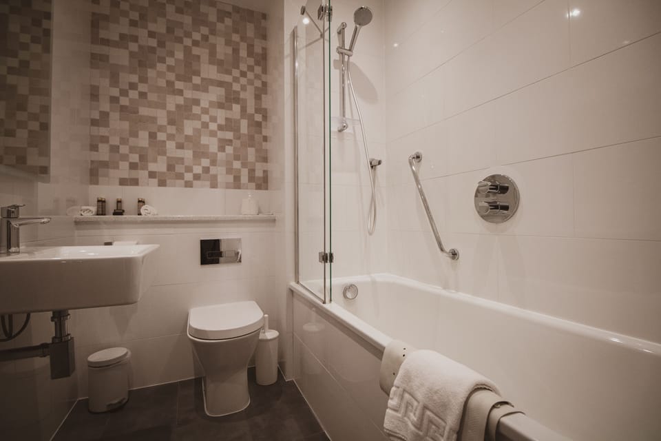 Double Room, Lake View | Bathroom | Deep soaking tub, free toiletries, towels