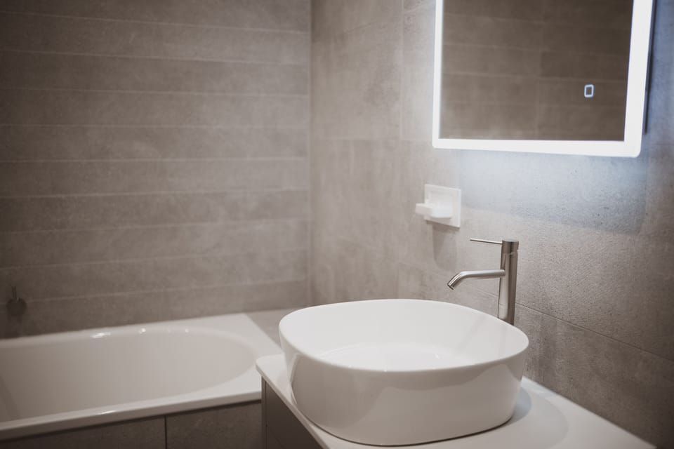 Deep soaking tub, free toiletries, towels