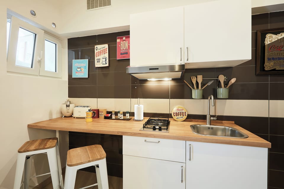 Apartment (1 Bedroom) | Private kitchen | Stovetop, espresso maker, electric kettle, cookware/dishes/utensils