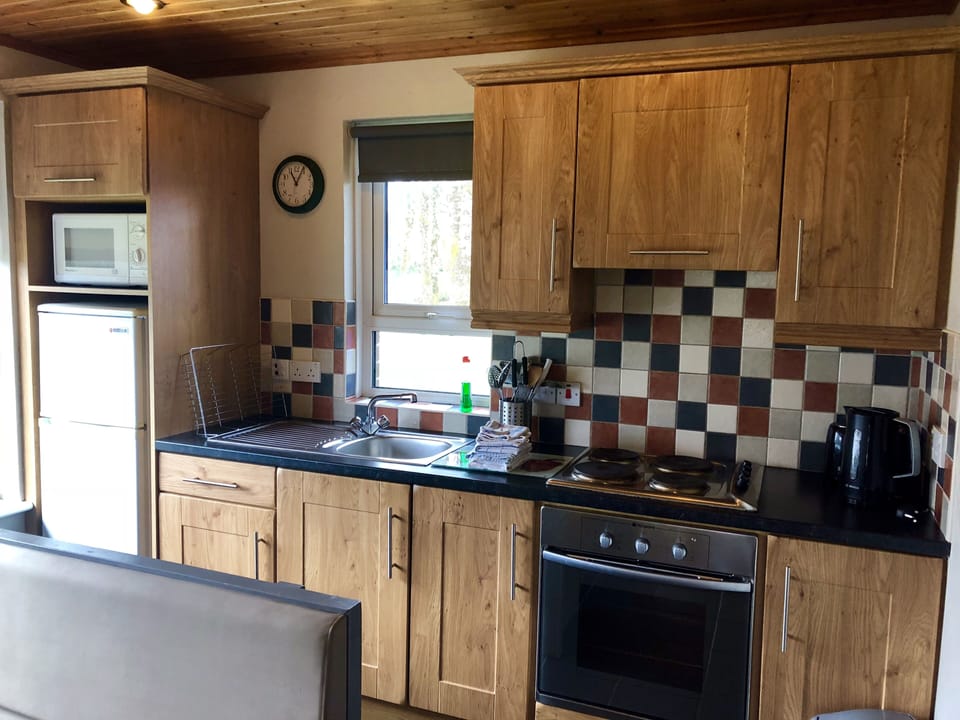 Cottage | Private kitchenette | Full-size fridge, microwave, oven, stovetop