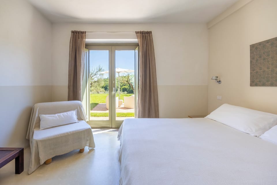 Deluxe Room | Minibar, in-room safe, blackout drapes, soundproofing