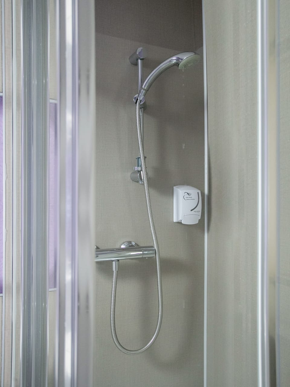 Standard Twin Room | Bathroom | Free toiletries, towels, toilet paper